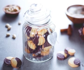 Diamanten mit Kakao und Mandeln