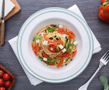 Vollkornspaghetti mit roten Paprika, Rucola und Feta