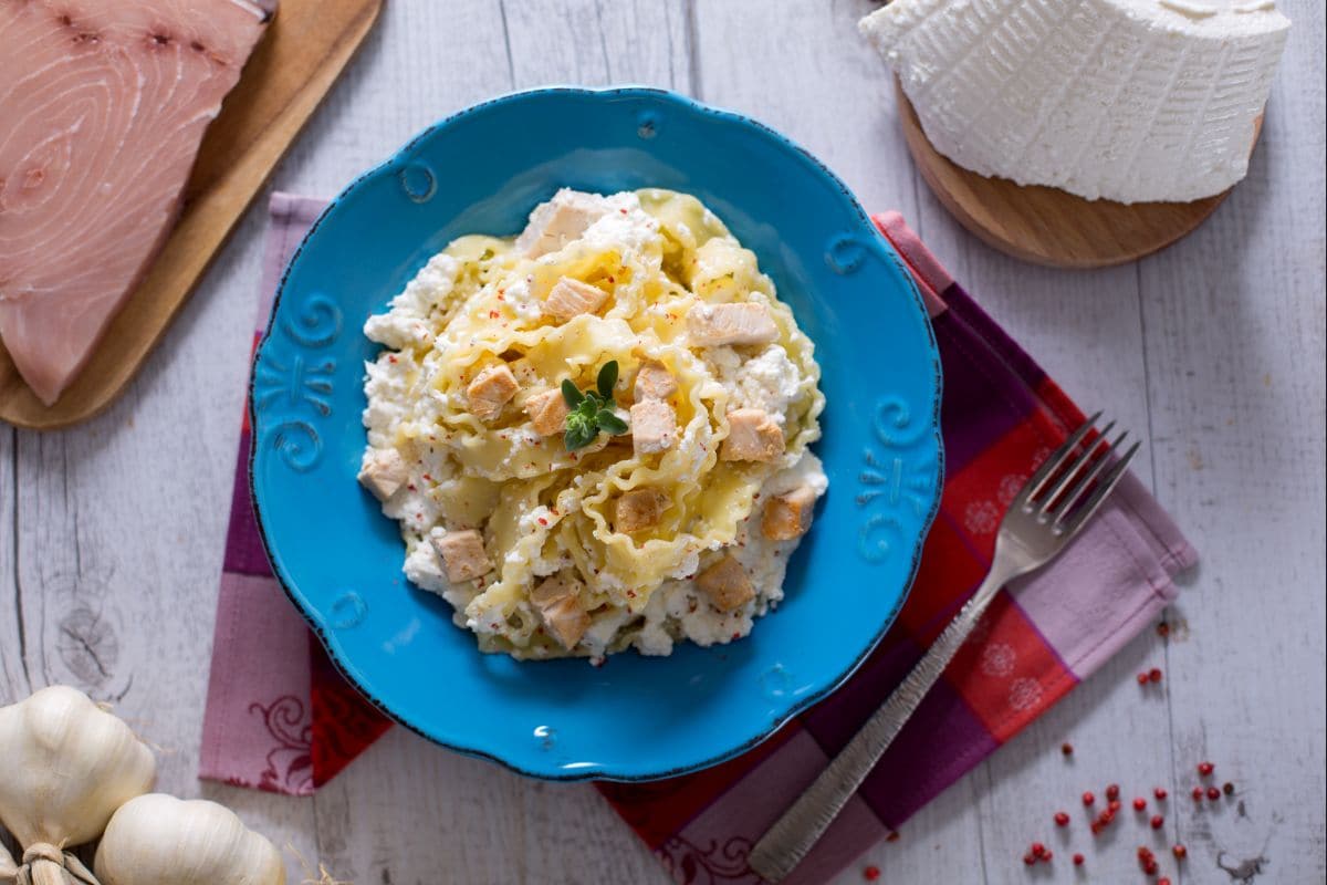 Reginette mit Ricottacreme und gewürfeltem Schwertfisch