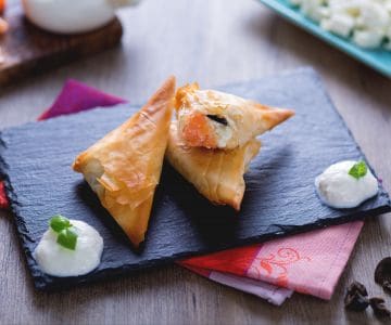 Phyllo-Teigtaschen mit Lachs und Burrata-Creme
