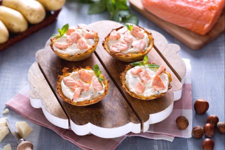 Kartoffelkörbchen gefüllt mit Lachs