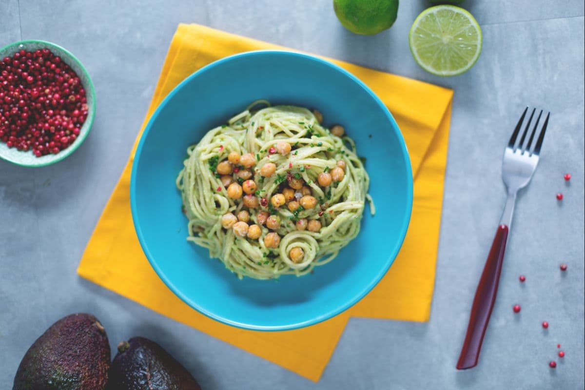 Vollkornspaghetti mit Avocadocreme und knusprigen Kichererbsen