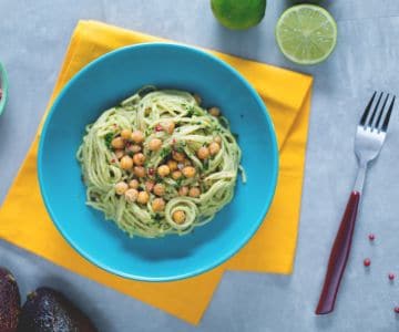 Vollkornspaghetti mit Avocadocreme und knusprigen Kichererbsen