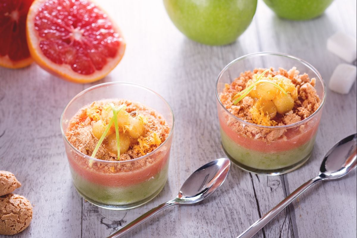 Apfel- und Grapefruit-Becher