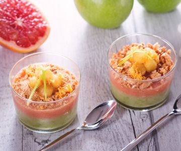 Apfel- und Grapefruit-Becher