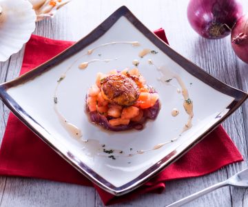 Gebratene Jakobsmuscheln mit karamellisierten Zwiebeln