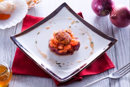 Gebratene Jakobsmuscheln mit karamellisierten Zwiebeln