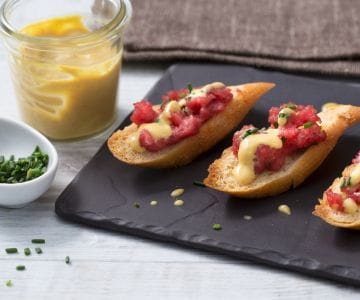 Rindertatar auf Bruschetta
