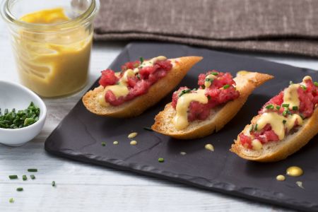Rindertatar auf Bruschetta
