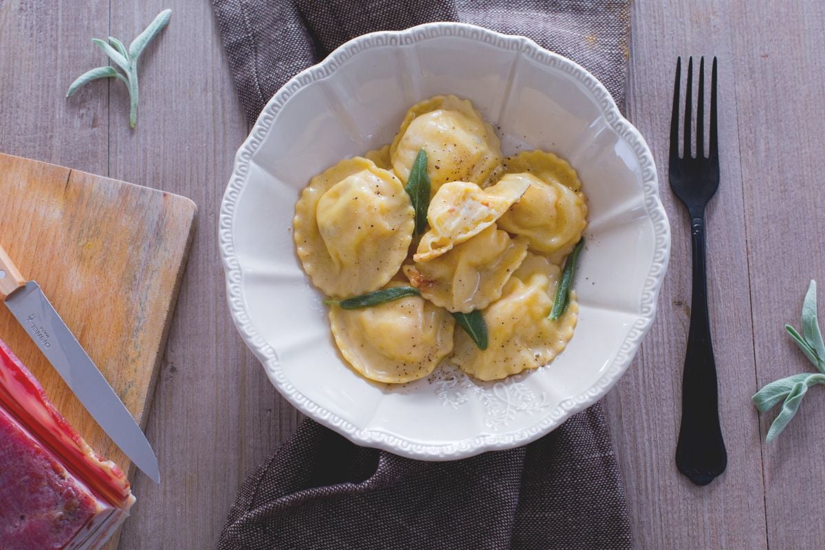 Kartoffel- und Speck-Tortelli mit Butter und Salbei