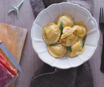 Kartoffel- und Speck-Tortelli mit Butter und Salbei
