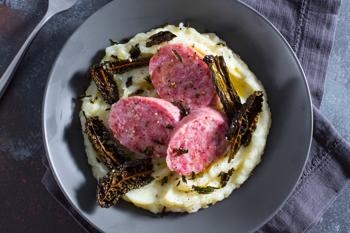 Cotechino Wurst auf Kartoffelcreme