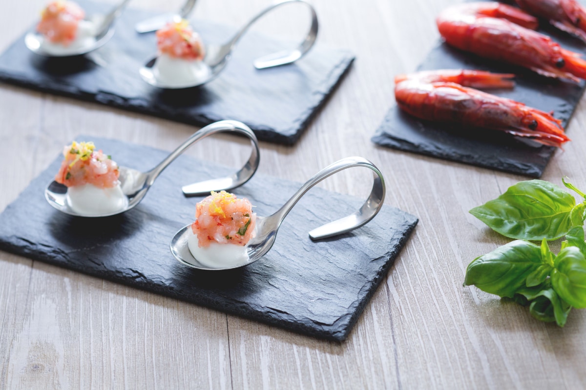 Finger aus Büffelkäse und Garnelen