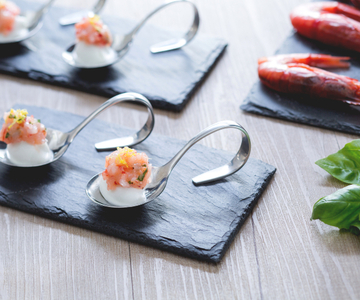 Finger aus Büffelkäse und Garnelen