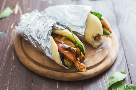 Pita mit Auberginen und Hähnchen