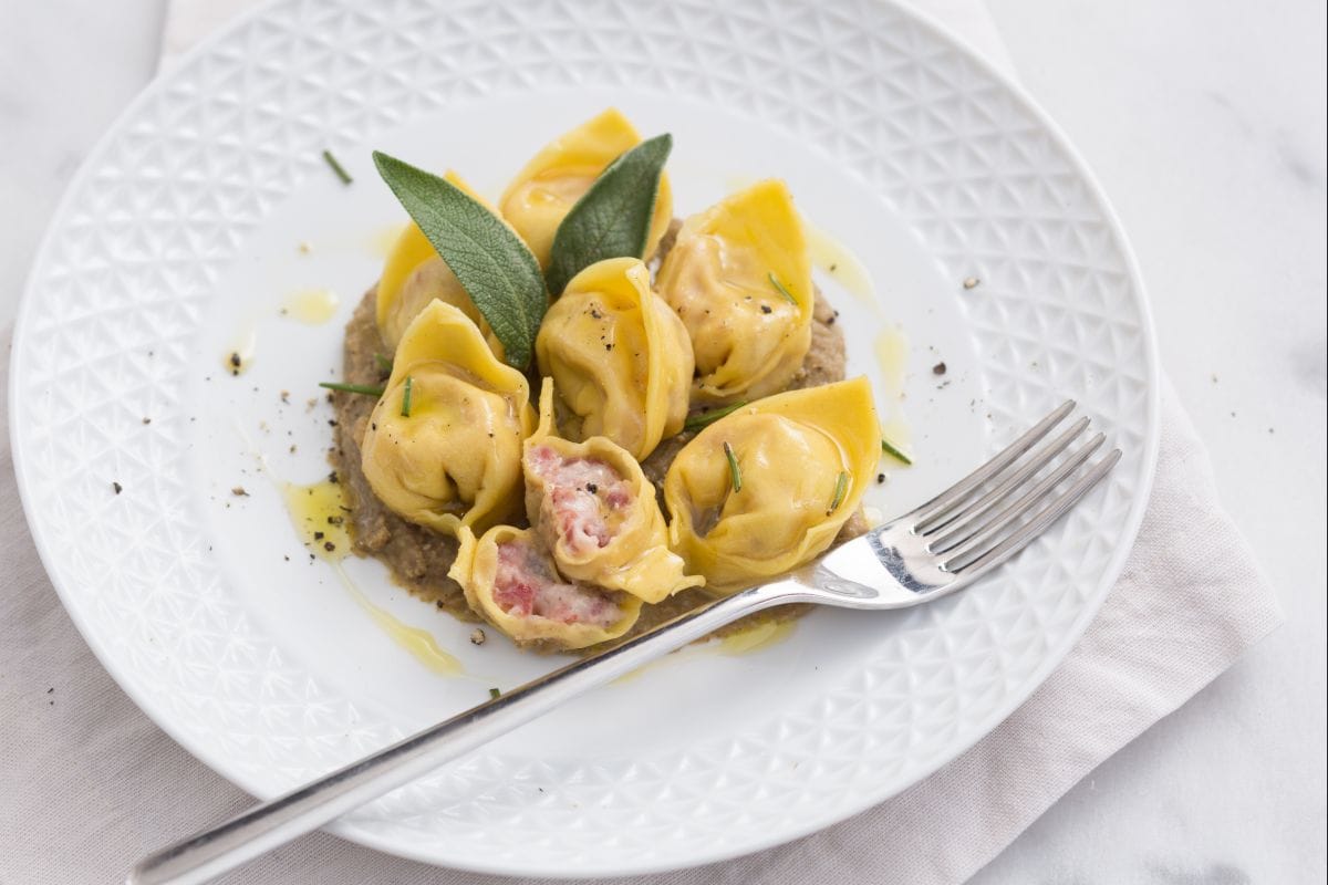 Cappellacci mit Cotechino und Linsencreme