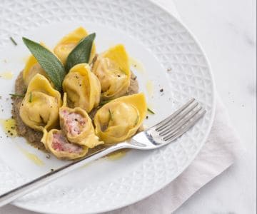 Cappellacci mit Cotechino und Linsencreme