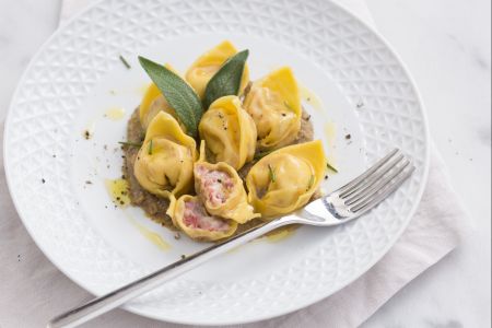 Cappellacci mit Cotechino und Linsencreme