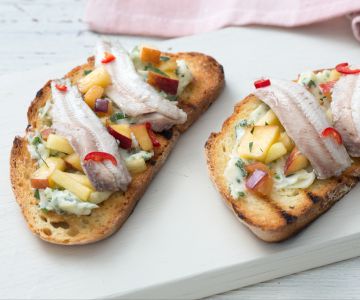 Brot mit Butter und Sardinen