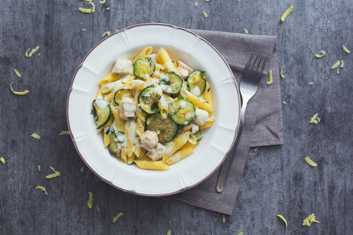 Pasta mit Huhn und Zucchini