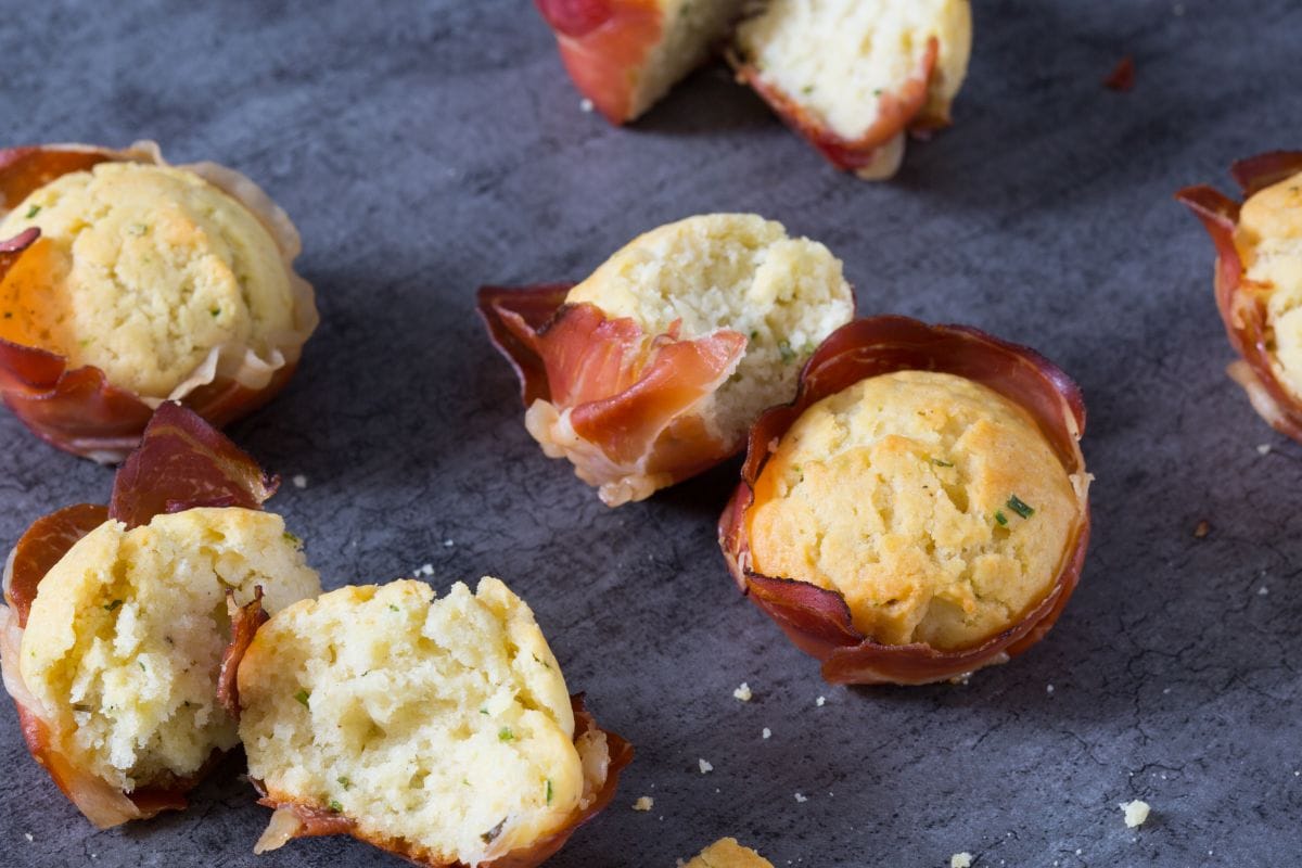 Herzhafte Mini-Muffins mit Ricotta und Speck