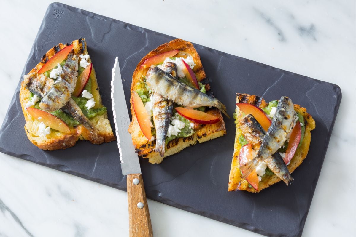 Bruschetta mit Kräuterpesto und gegrillten Sardinen