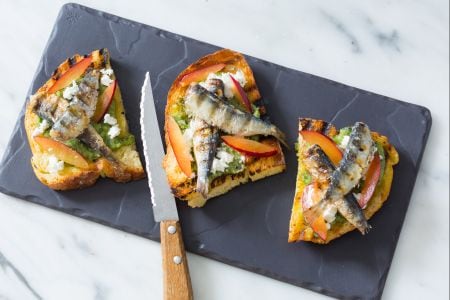 Bruschetta mit Kräuterpesto und gegrillten Sardinen