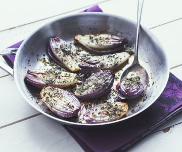 Im Ofen gebackene Tropea-Zwiebeln