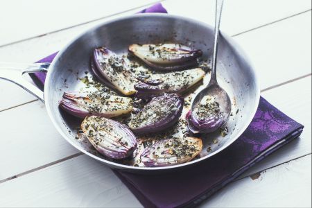 Im Ofen gebackene Tropea-Zwiebeln