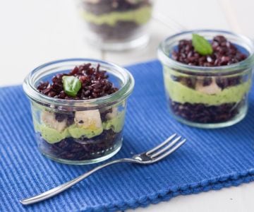 Gläser mit Venere-Reis und Schwertfisch