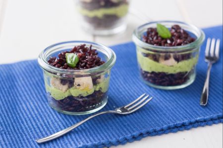 Gläser mit Venere-Reis und Schwertfisch