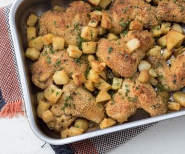 Würzige Hähnchenflügel und Kartoffeln