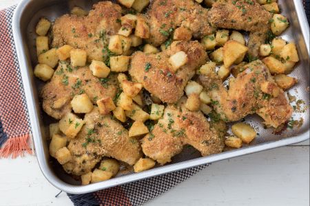 Würzige Hähnchenflügel und Kartoffeln