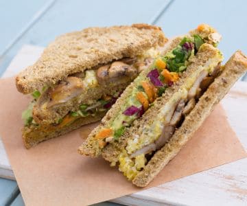 Club-Sandwich mit Rührei