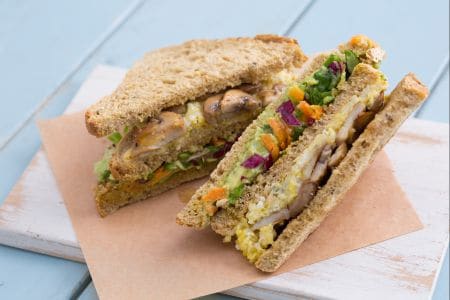 Club-Sandwich mit Rührei