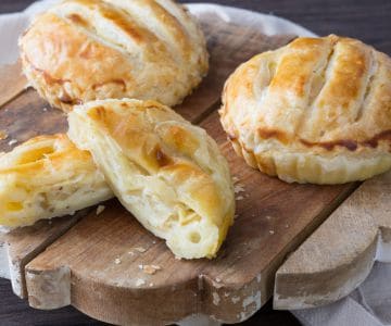 Mini herzhafte Pies mit Käse und Äpfeln