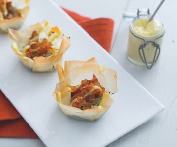 Körbchen mit Garnelen und Avocado