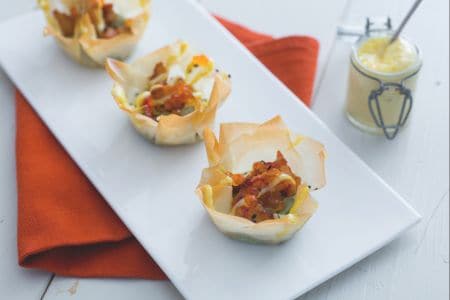 Körbchen mit Garnelen und Avocado