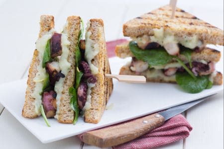 Club-Sandwich mit Oktopus und Kartoffeln