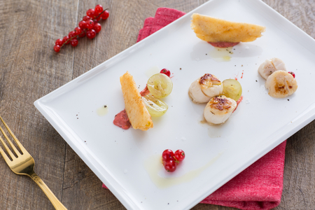Jakobsmuscheln und Birnen in Blätterteig aus Grana Padano