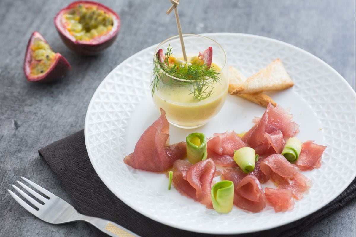 Thunfisch-Carpaccio mit Passionsfruchtsauce