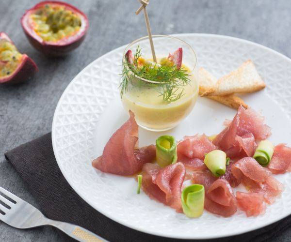 Thunfisch-Carpaccio mit Passionsfruchtsauce