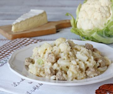 Risotto mit Blumenkohl, Wurst und Brie