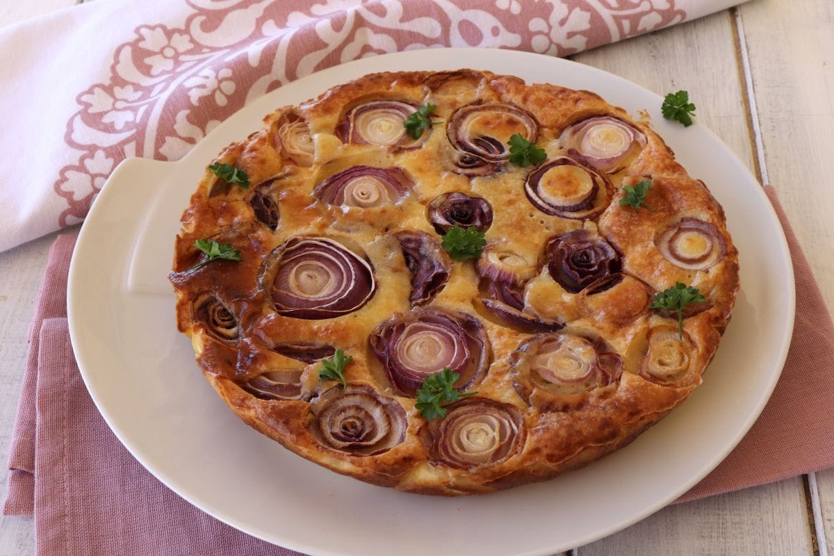 Herzhafter Clafoutis mit roten Zwiebeln