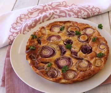 Herzhafter Clafoutis mit roten Zwiebeln