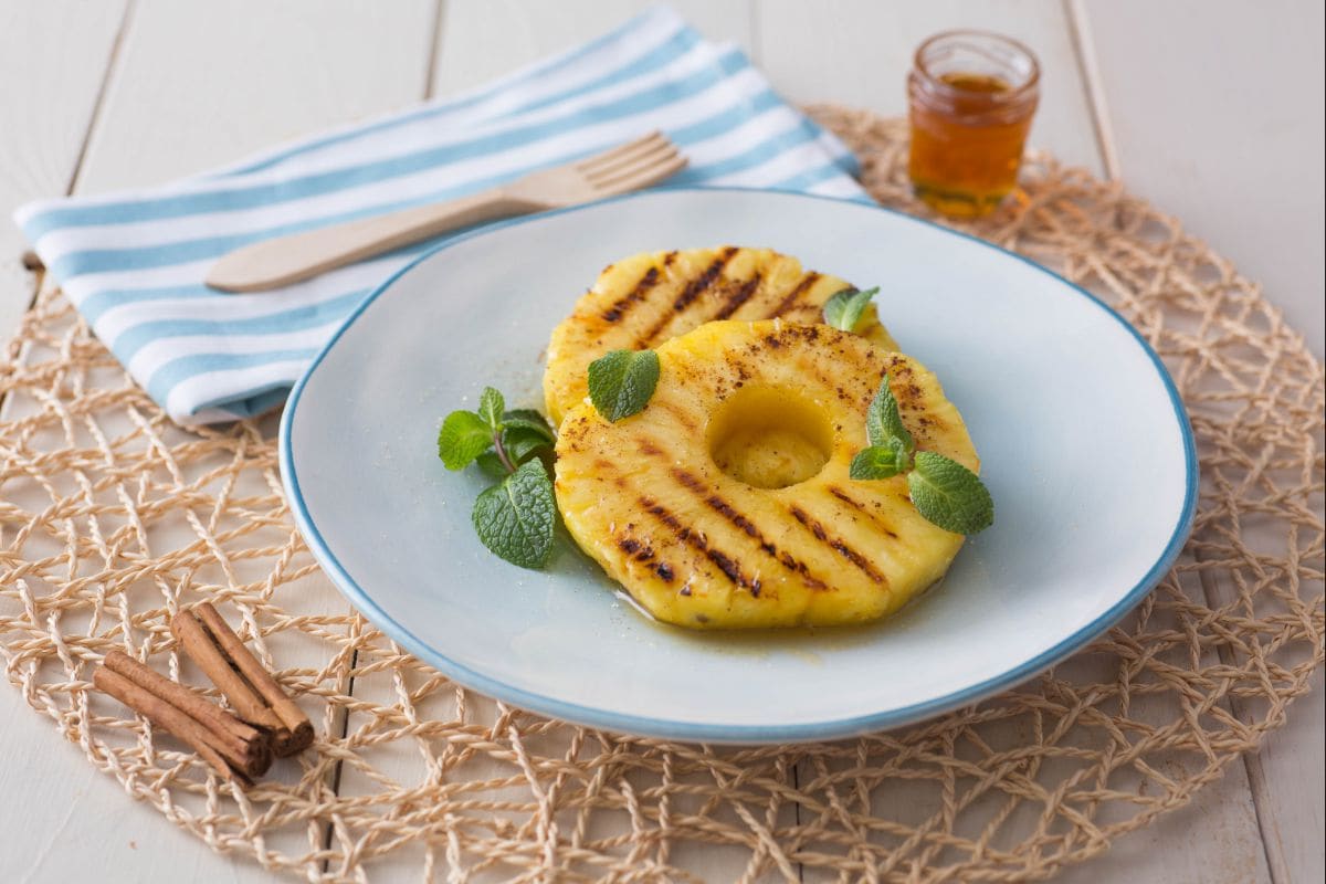 Gegrillte Ananas mit Honig und Zimt