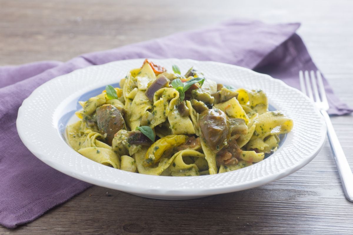 Tagliatelle mit Auberginen, Pesto und Kirschtomaten