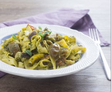 Tagliatelle mit Auberginen, Pesto und Kirschtomaten