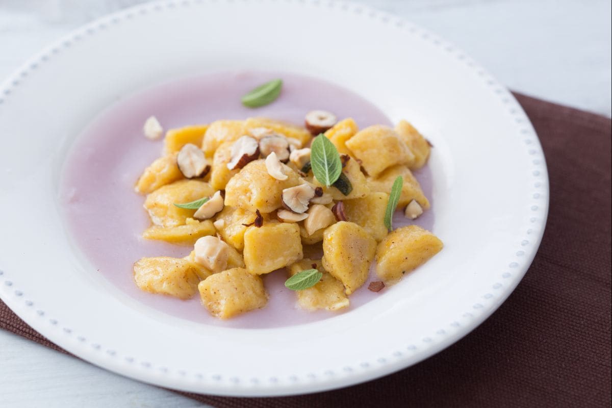 Kürbisgnocchi auf violetter Kartoffelcreme