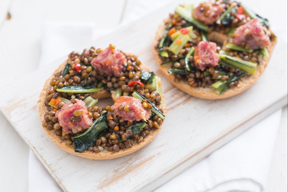 Friselle mit Cotechino und Linsen